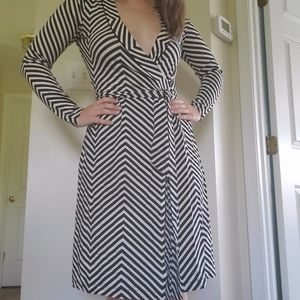 Banana Republic Wrap Dress - Blk & White - Sz Sm